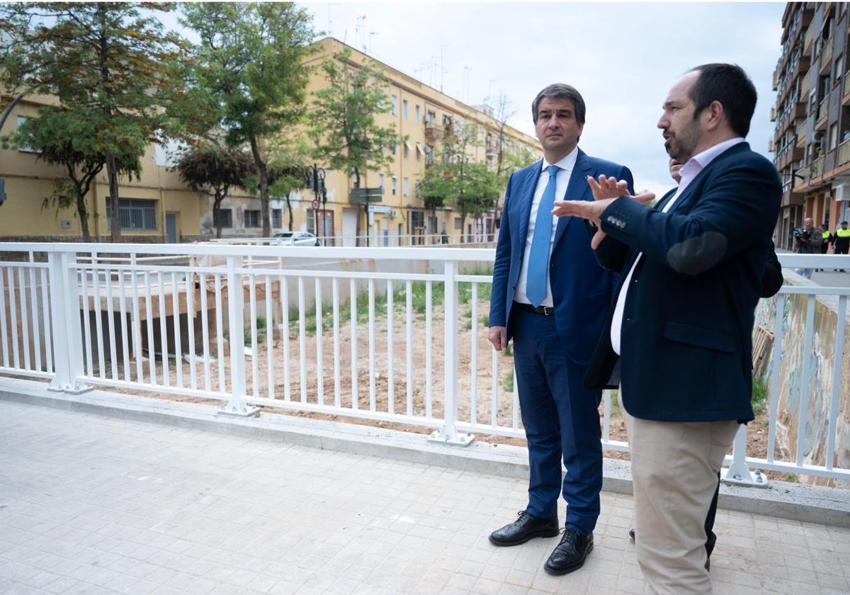 Imagen de la visita del vicepresidente de la Comisión Europea, Raffaele Fitto, a la 'zona cero' de la dana en Valencia