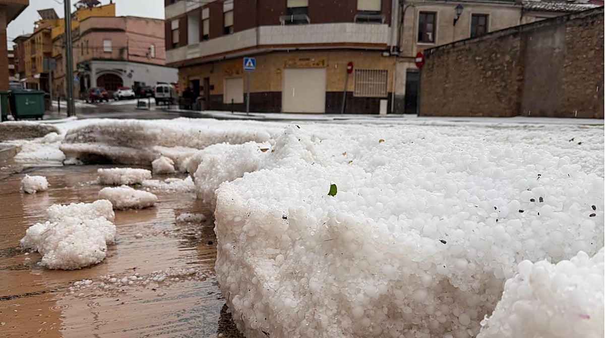 Calles de Villar del Arzobispo (Valencia) con una gruesa capa de granizo