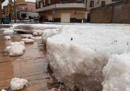 Una fuerte granizada corta el tráfico de algunos trenes y el metro en Valencia, y deja coches atrapados