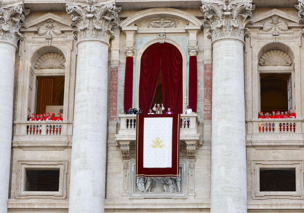 El Papa León XIV en la Logia de las Bendiciones saludando a los fieles