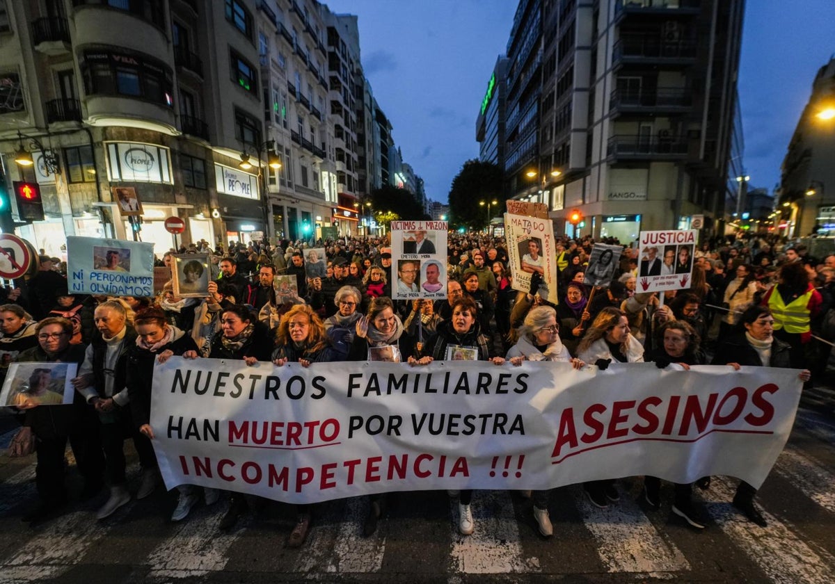 Imagen de familiares de las víctimas de la dana durante la manifestación en el centro de Valencia