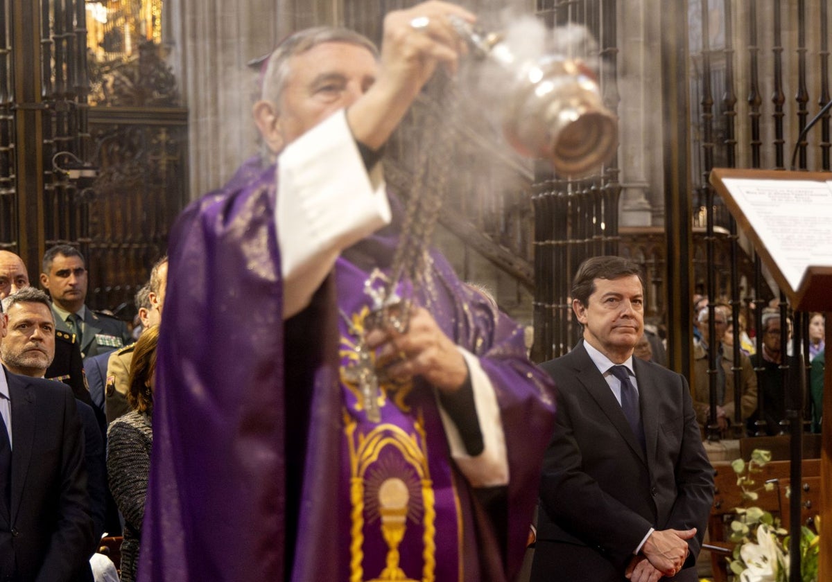 Mañueco, en la misa funeral por el Papa Francisco oficiada hace unos días en la Catedral de Salamanca