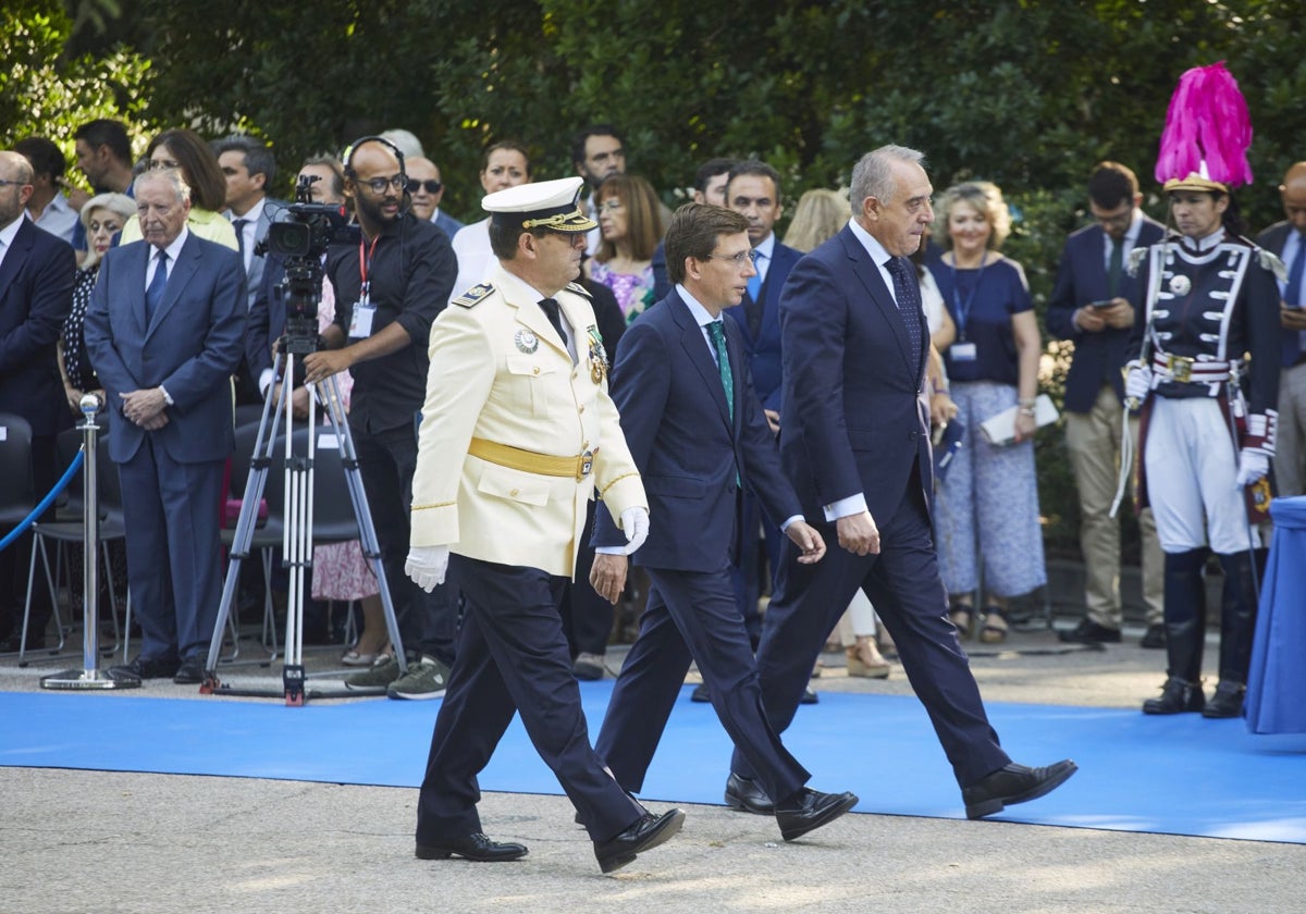 Almeida, con Pablo Enrique Rodríguez (derecha), en la festividad del patrón de la Policía Municipal, en 2023