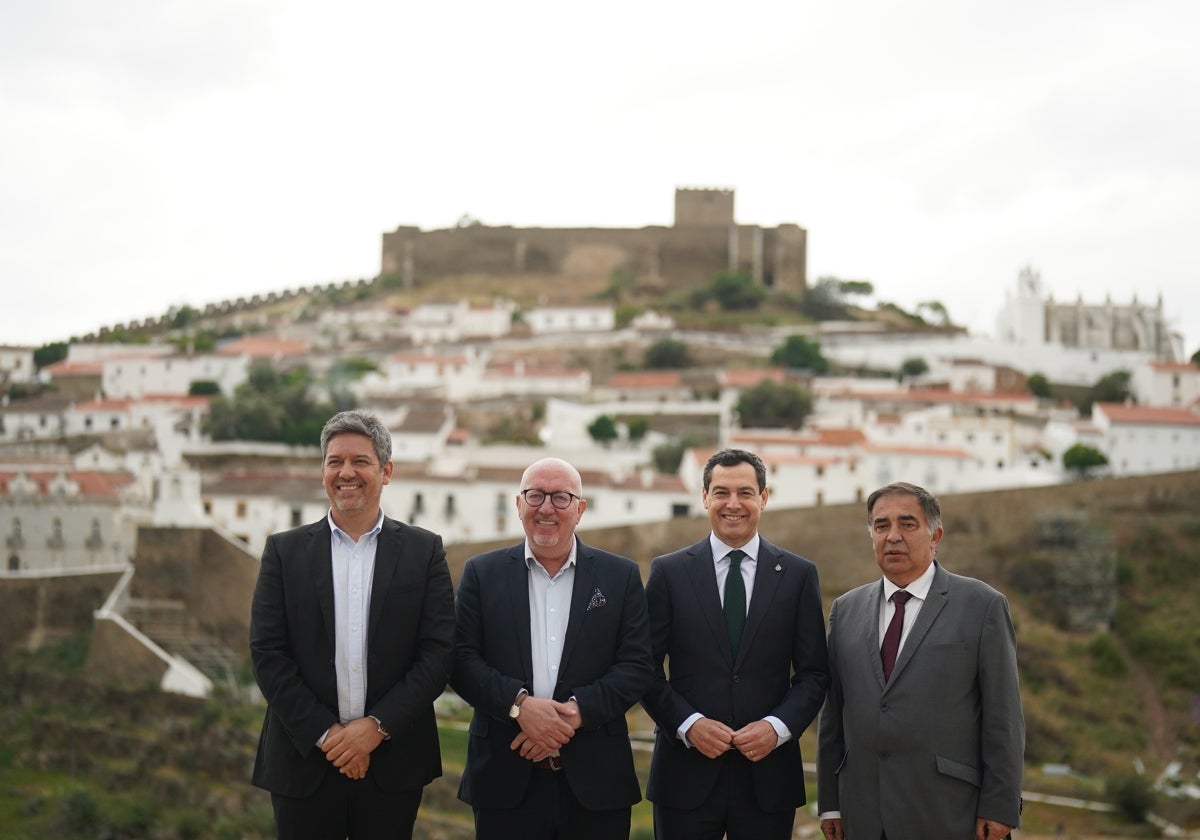Juanma Moreno con miembros del consejo plenario de la Eurorregión Alentejo-Algarve-Andalucía en Mértola