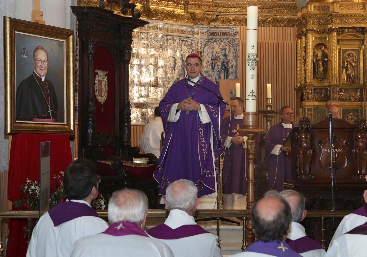 El obispo de Palencia honra a Esteban Escudero en su funeral, al destacar su legado de servicio y fe