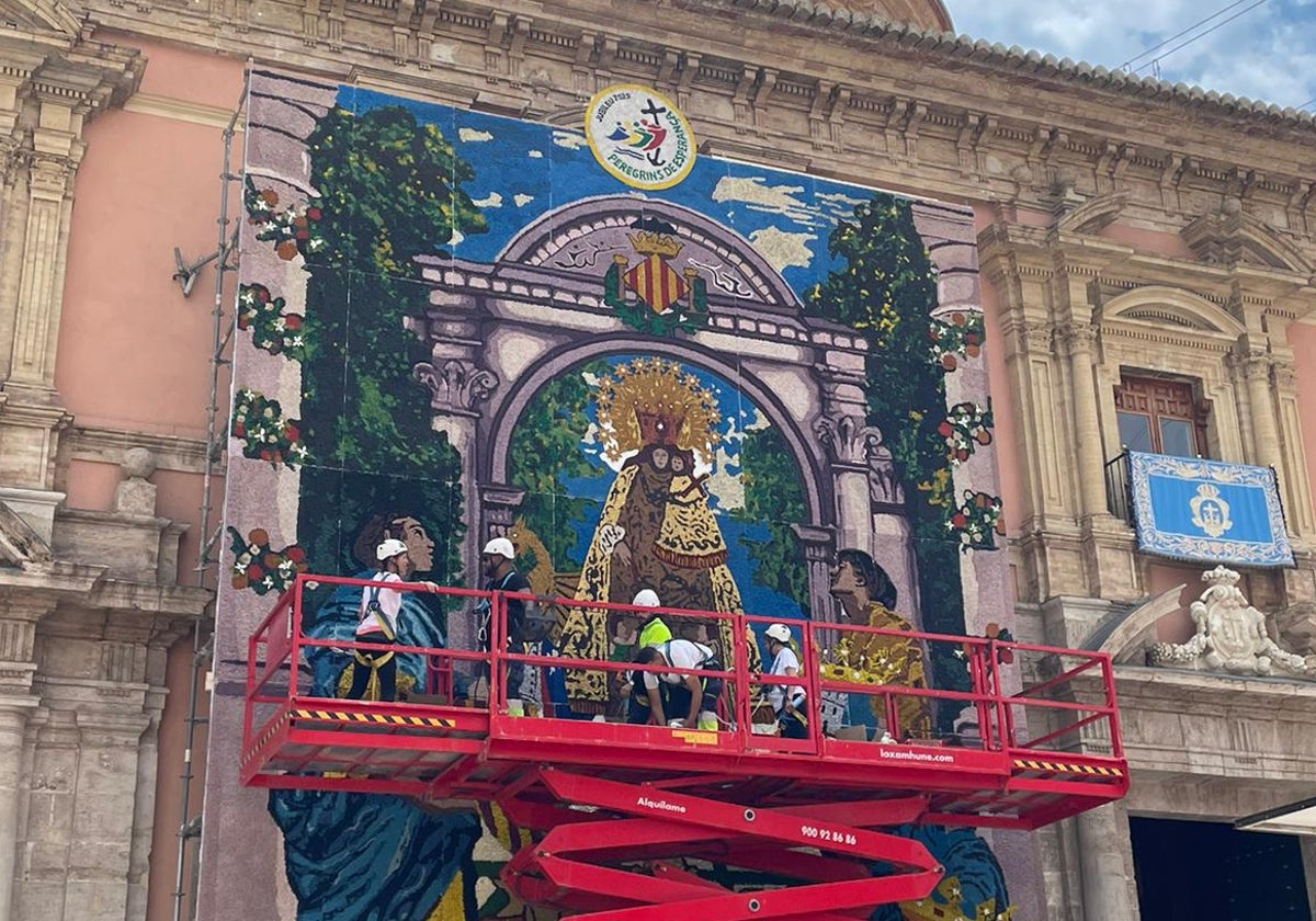 Imagen de la instalación del tapiz floral de la Geperudeta