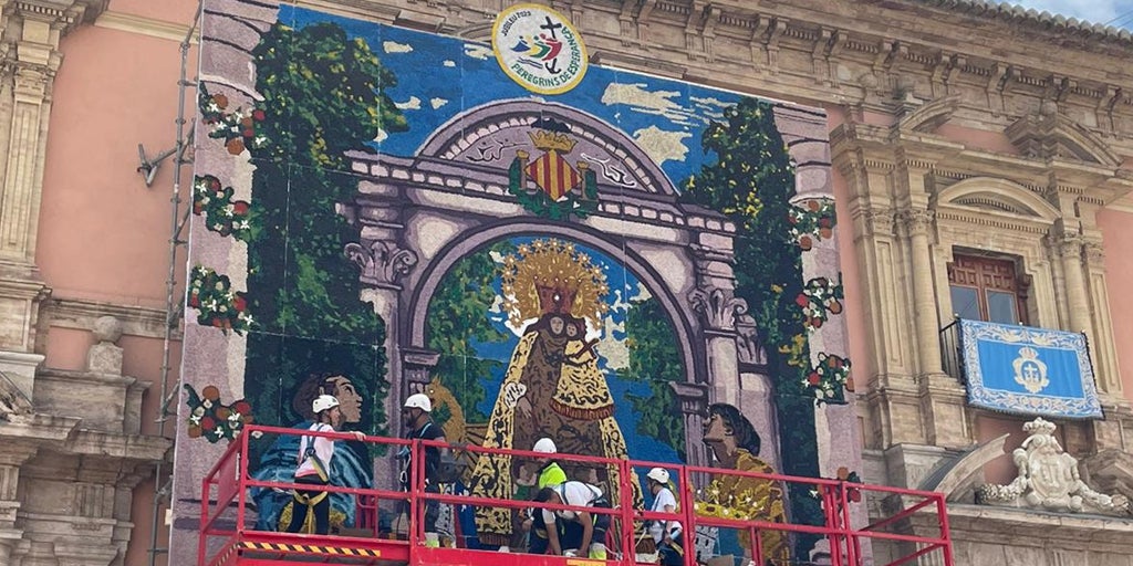 Valencia homenajea a los voluntarios de la dana en el tapiz floral dedicado a la Virgen de los Desamparados