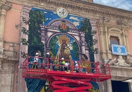 Valencia homenajea a los voluntarios de la dana en el tapiz floral dedicado a la Virgen de los Desamparados