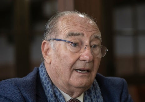 Imagen secundaria 1 - Presidente de una gran empresa cordobesa como Grupo Puma, tras su llegada al accionariado de Bodegas Campos en momentos complicados no sólo ha logrado enderezar el rumbo de la enseña gastronómica sino que ha tenido entre ceja y ceja el proyecto de rehabilitar la casa emblema de los patios cordobeses situada a la espalda del restaurante, en el número 15 de la calle Badanas. Empieza la cuenta atrás con la licencia de obras para el proyecto de hospedería que permitirá visitar este espacio hoy en ruinas.