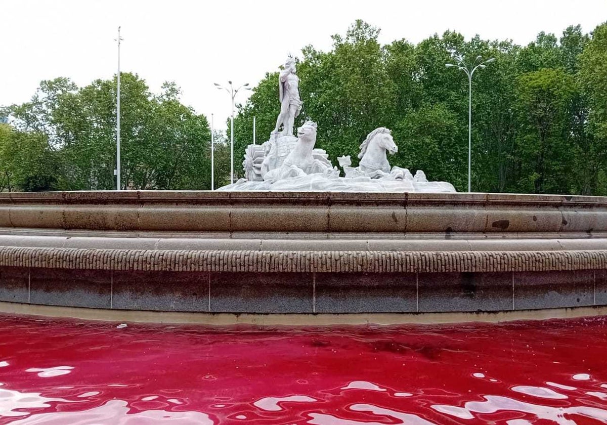 La fuente de Neptuno, teñida de rojo