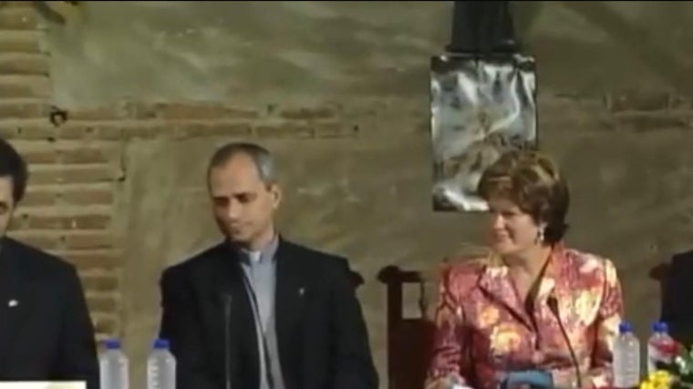 Robert Prevost en 2002 junto a la por entonces alcaldesa de Oropesa, Carmen Goicochea
