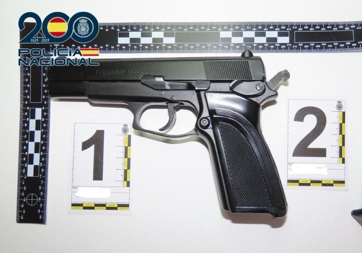 Arma de fuego simulada intervenida al detenido