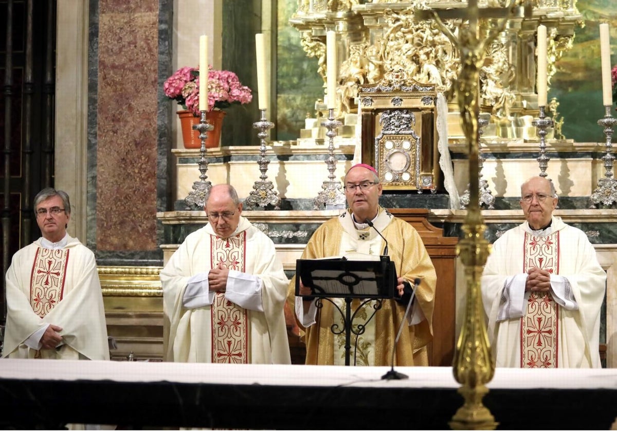 l arzobispo de Toledo y Primado de España, Francisco Cerro Chaves, preside la santa misa 'pro eligiendo Romano Pontífice', en la capilla de la Virgen del Sagrario, de la Catedral Primada.