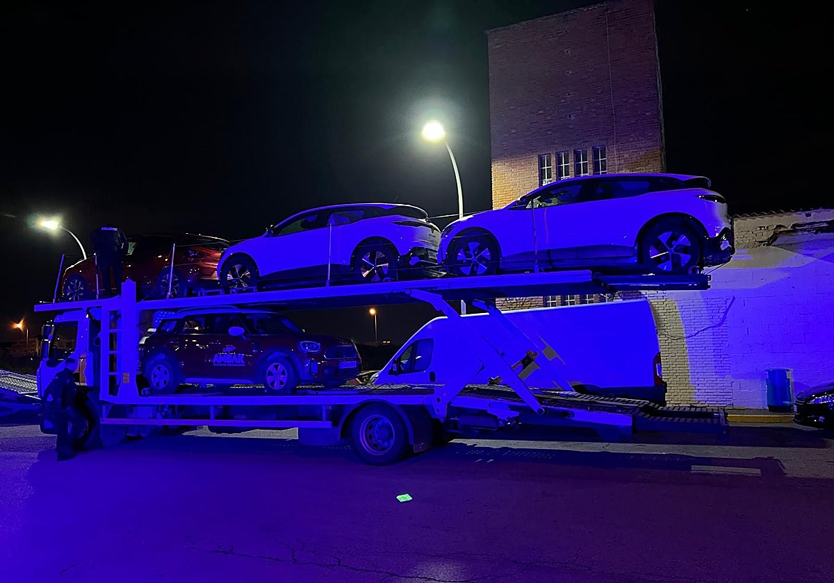 El camión góndola, una vez recuperado por la Policía