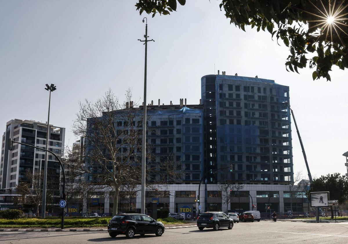 Imagen de archivo del edificio incendiado de Campanar, en Valencia, un año después