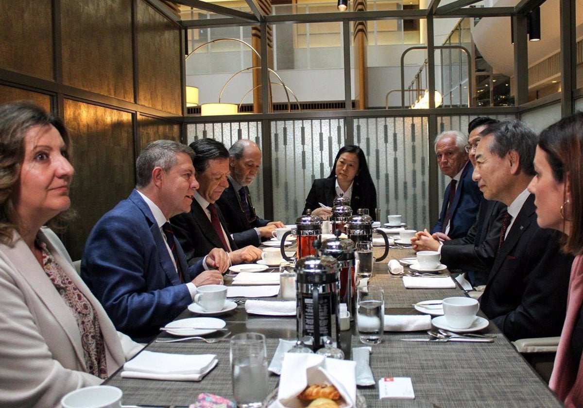 Emiliano García-Page y Patricia Franco, en la última reunión del Gobierno de Castilla-La Mancha con representantes de Japón