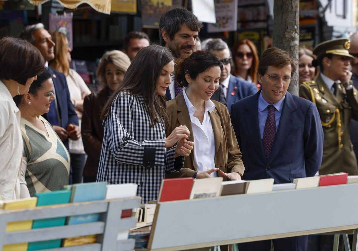 La Reina Letizia, junto a las autoridades que la acompañaron en la visita a la Cuesta de Moyano: el ministro Urtasun, la presidenta Díaz Ayuso y el alcalde Martínez-Almeida