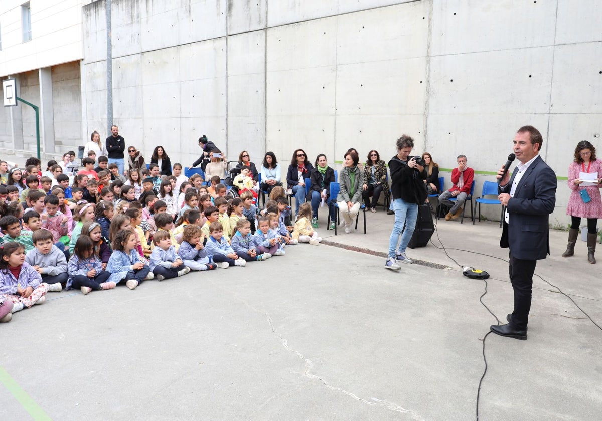 José Gutiérrez en el CEIP Europa de Toledo, junto a alumnos de este centro