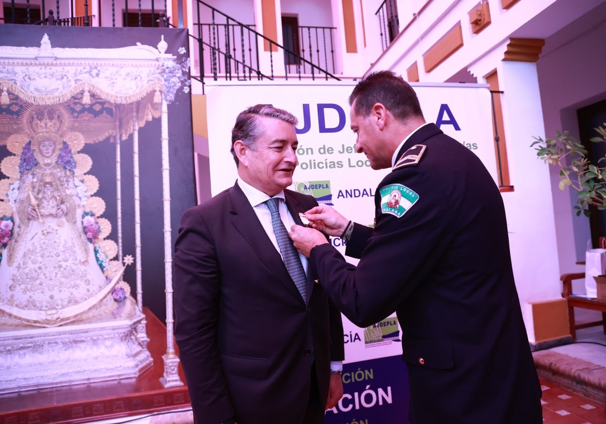 La Policía Local de Andalucía condecora al consejero Antonio Sanz