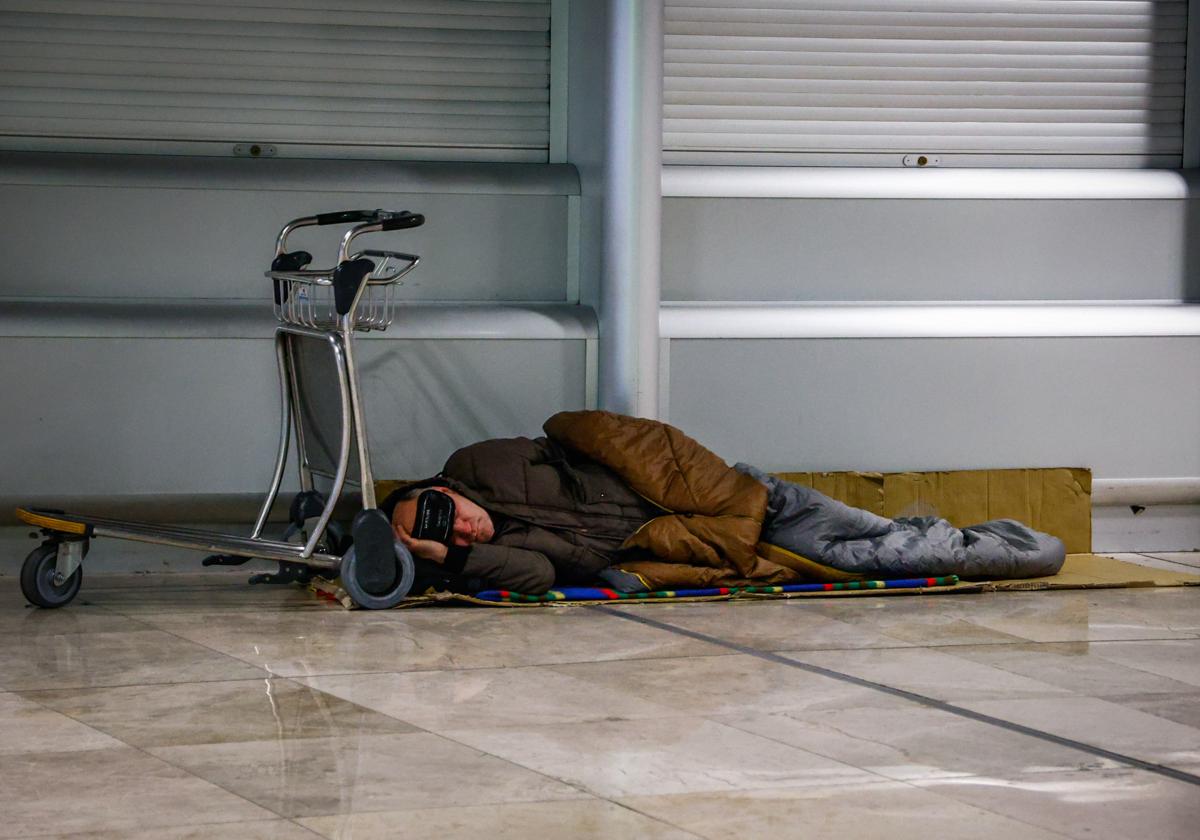 Personas sin techo viviendo en las terminales T1 y T4 de Barajas