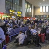 Pasajeros esperando en la estación de Santa Justa, en Sevilla.