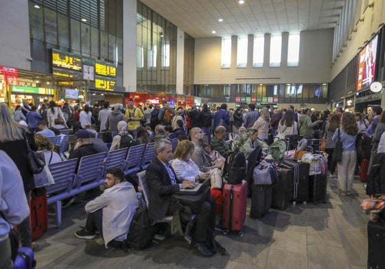 Pasajeros esperando en la estación de Santa Justa, en Sevilla.