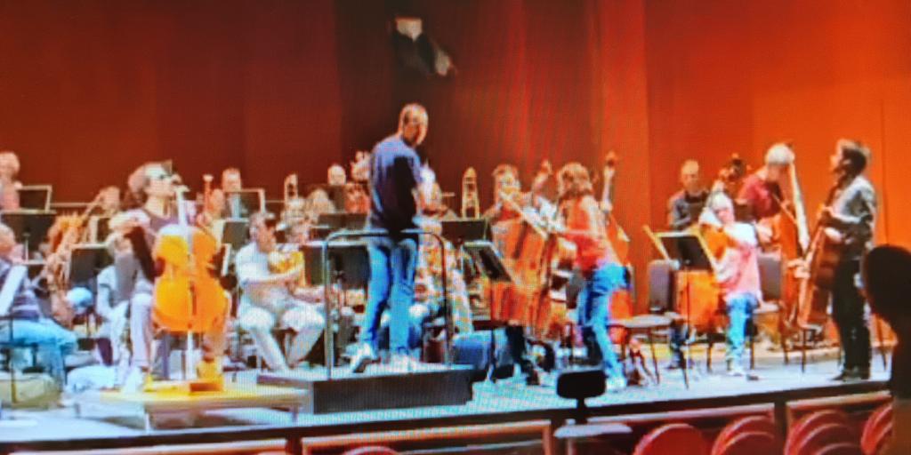 El tremendo susto en un ensayo de la Orquesta de Córdoba: un foco cae y está a punto de golpear a su director