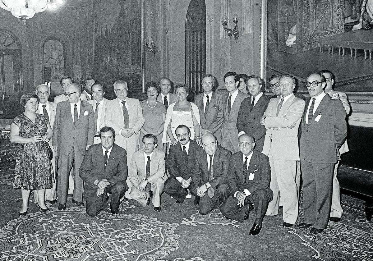 1982. El presidente de la Junta, Gonzalo Payo, y parlamentarios de Castilla-La Mancha, posan con el ministro de de Administración Territorial, Rafael Arias Salgado, tras la aprobación por el Pleno del Senado del Proyecto de Ley Orgánica del Estatuto de Autonomía