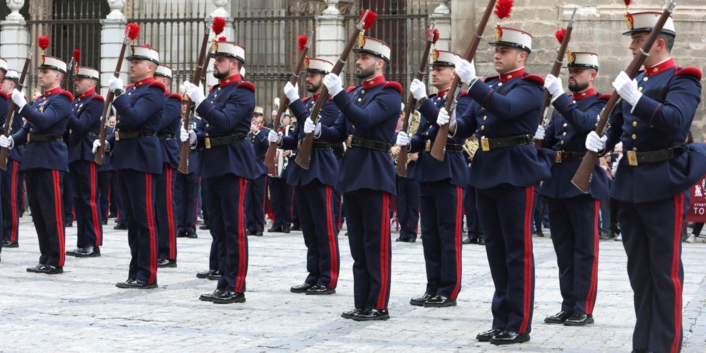 La Guardia Real deja su floreada huella en Toledo