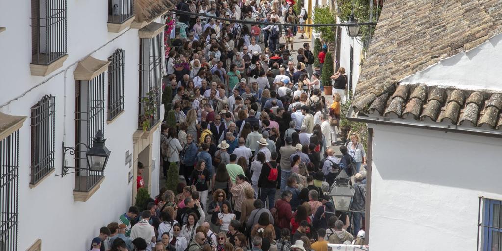 De Patios y colas en San Basilio: «Tienes que esperar una hora por lo menos»