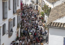 Córdoba bulle entre patios y colas por San Basilio: «Tienes que esperar una hora por lo menos»