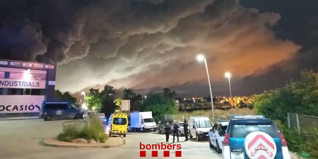 Confinados cinco municipios catalanes por el incendio de una fábrica con 70 toneladas de productos con cloro