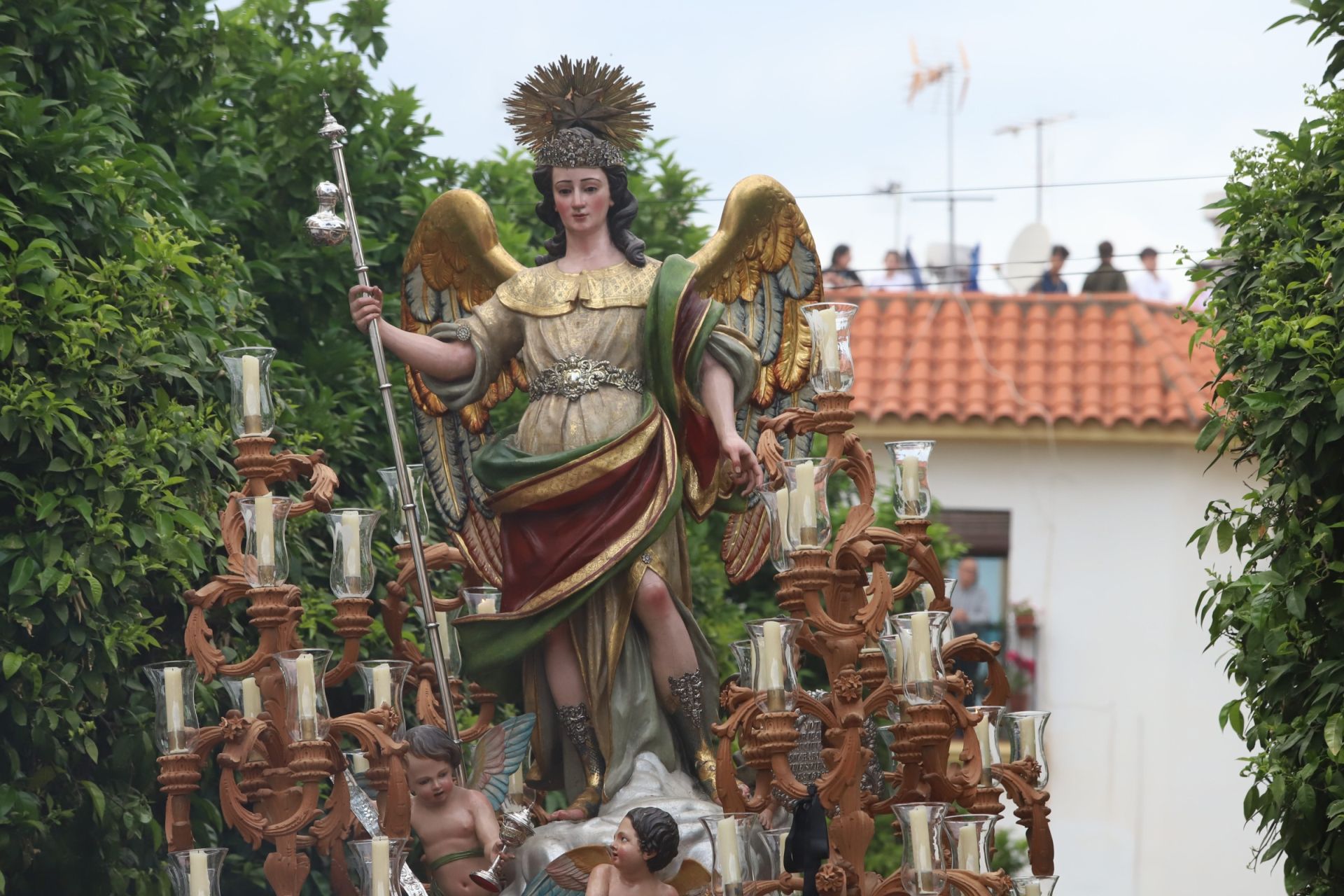 Las mejores imágenes de la sobria y elegante procesión de San Rafael por Córdoba