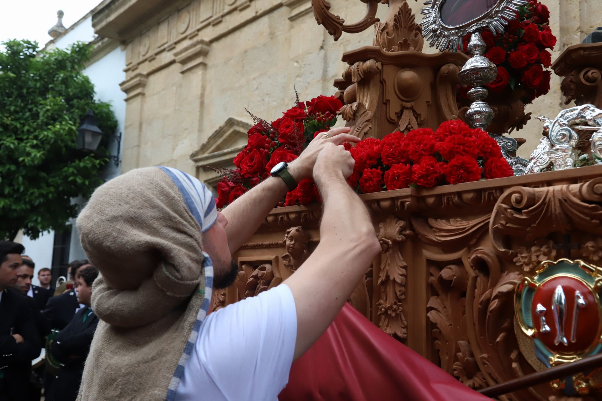 Las mejores imágenes de la sobria y elegante procesión de San Rafael por Córdoba