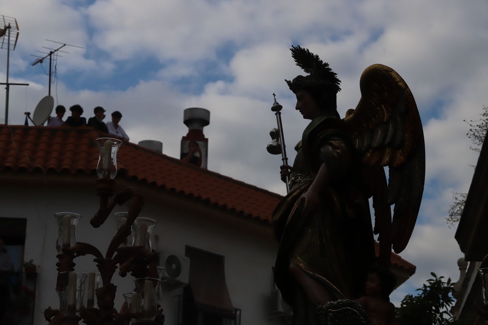 Las mejores imágenes de la sobria y elegante procesión de San Rafael por Córdoba