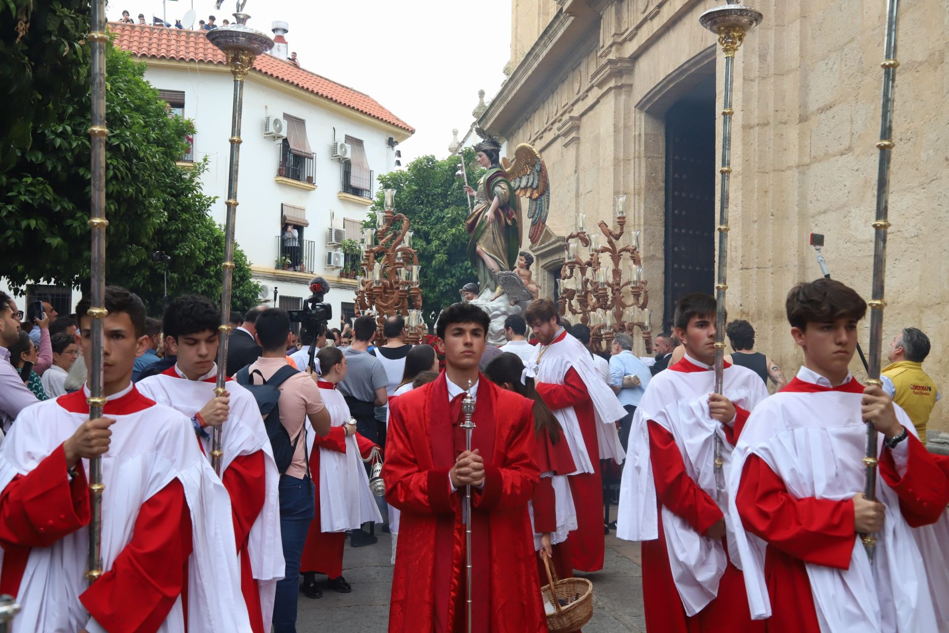 Las mejores imágenes de la sobria y elegante procesión de San Rafael por Córdoba