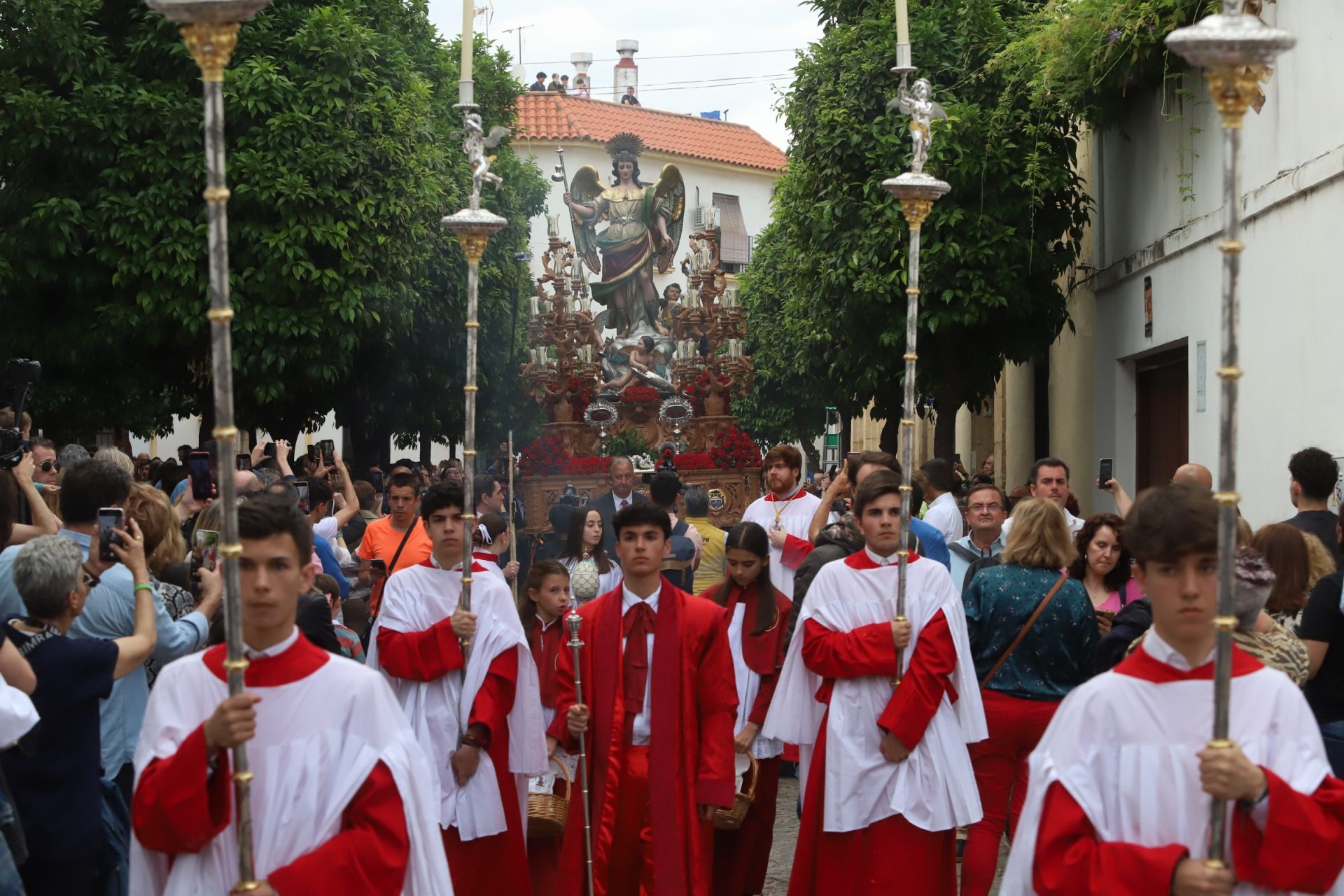 Las mejores imágenes de la sobria y elegante procesión de San Rafael por Córdoba