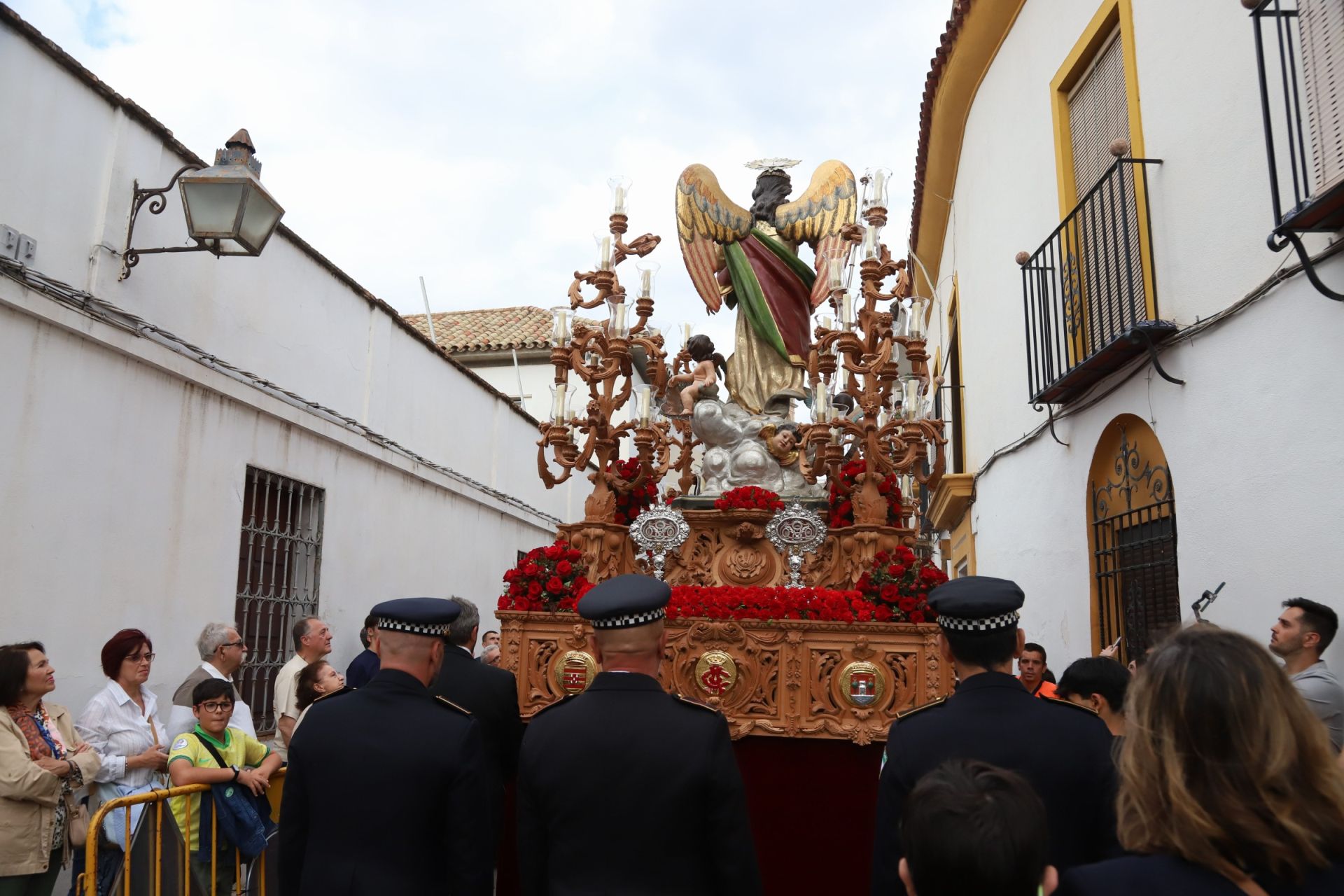 Las mejores imágenes de la sobria y elegante procesión de San Rafael por Córdoba