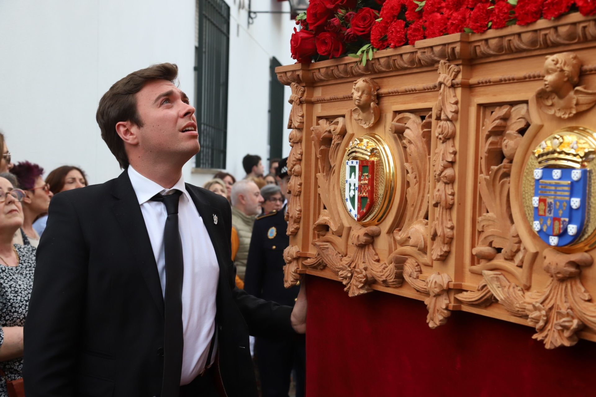 Las mejores imágenes de la sobria y elegante procesión de San Rafael por Córdoba