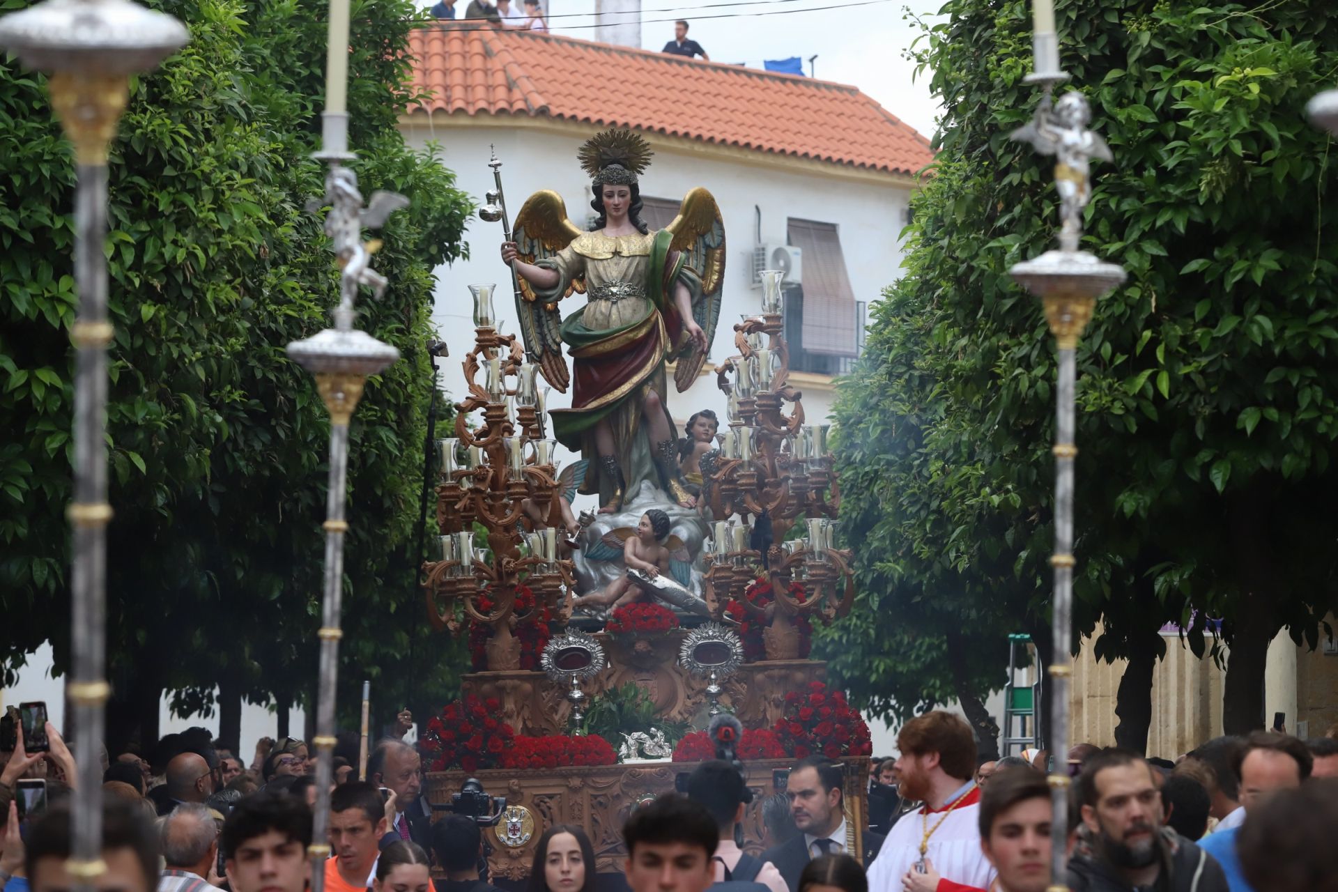 Las mejores imágenes de la sobria y elegante procesión de San Rafael por Córdoba