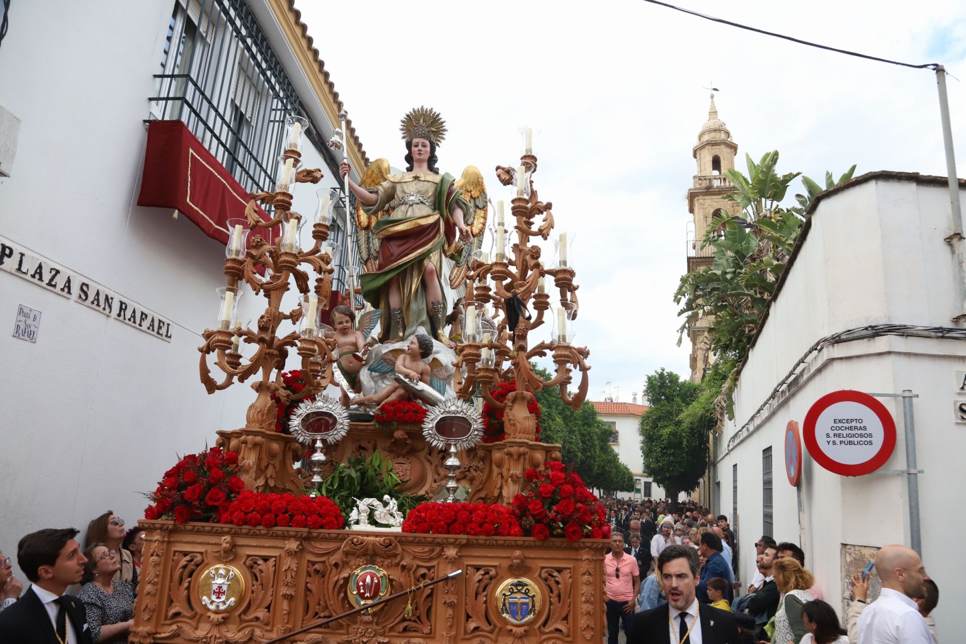 Las mejores imágenes de la sobria y elegante procesión de San Rafael por Córdoba