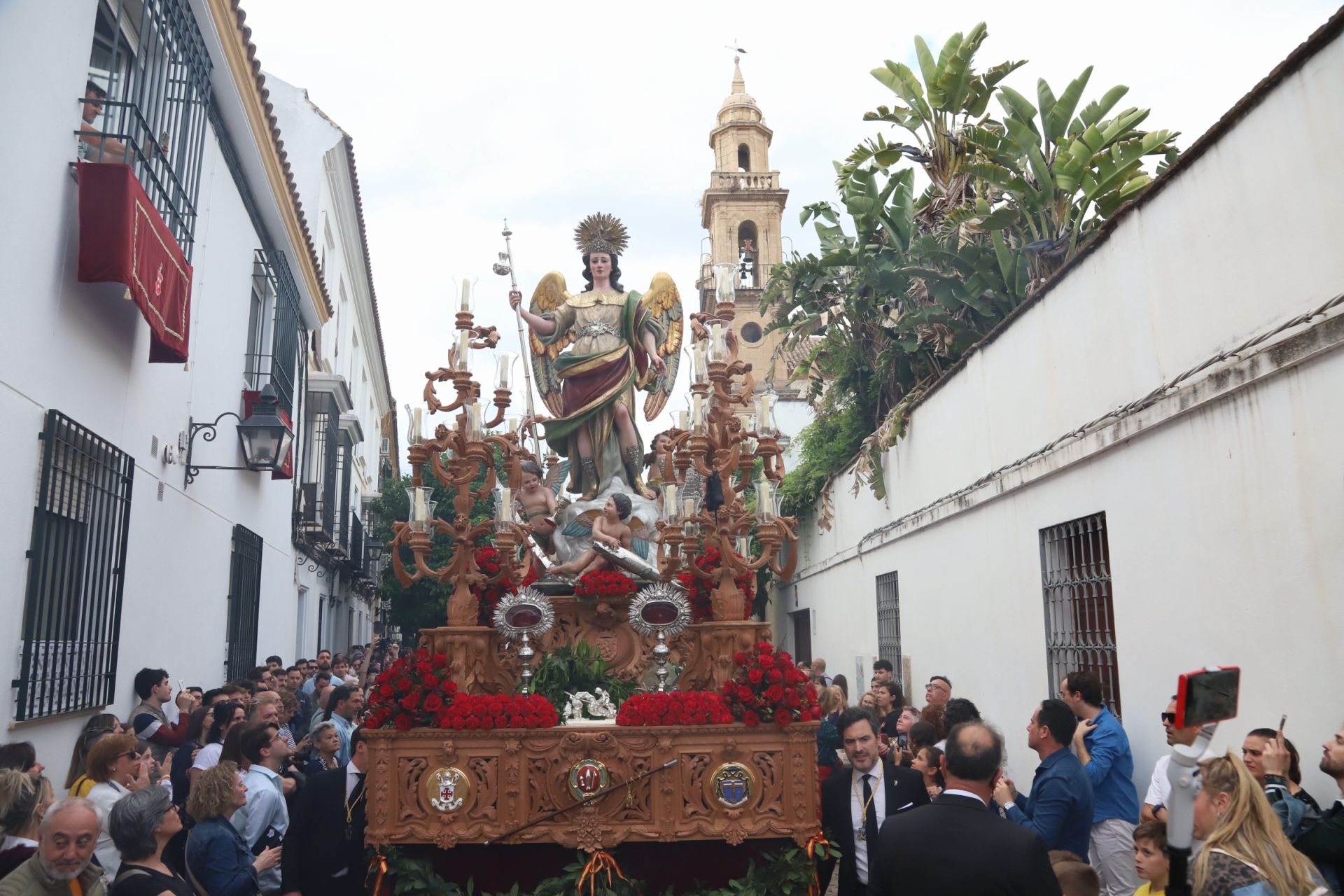 Las mejores imágenes de la sobria y elegante procesión de San Rafael por Córdoba