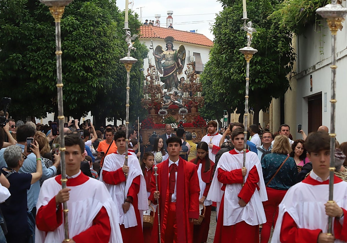 El Arcángel sobre su paso, en la procesión anual que organiza su hermandad, este sábado