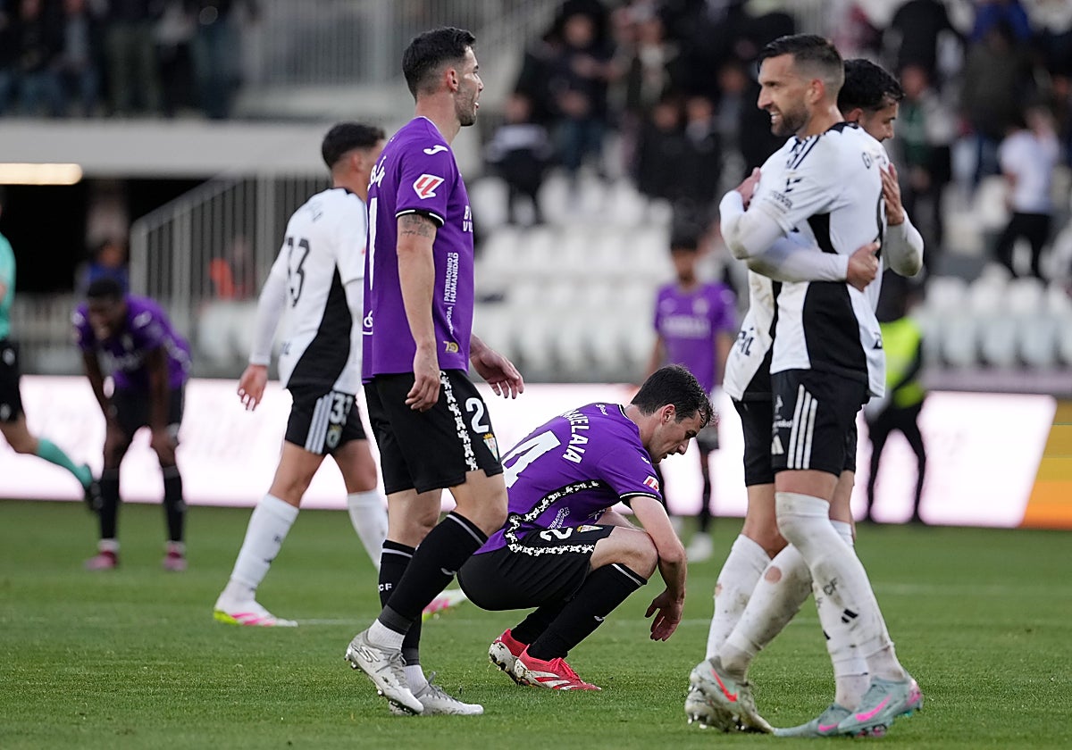 Maguna y Albarrán se lamentan tras el tercer gol del Burgos