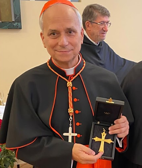 Imagen secundaria 2 - Detalles de la cruz pectoral de León XIV y el Papa (entonces cardenal) el día que Curia General le obsequia con el reliquiario, el 30 de septiembre de 2023