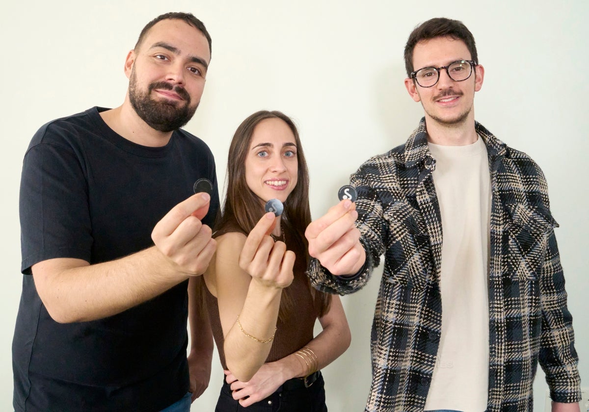Los inventores Luis Chimeno, Pilar Granado y Pablo Sosa muestran sus etiquetas inteligentes