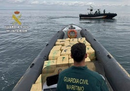 Un agente junto a los 93 fardos de hachís incautados en el río Guadiana