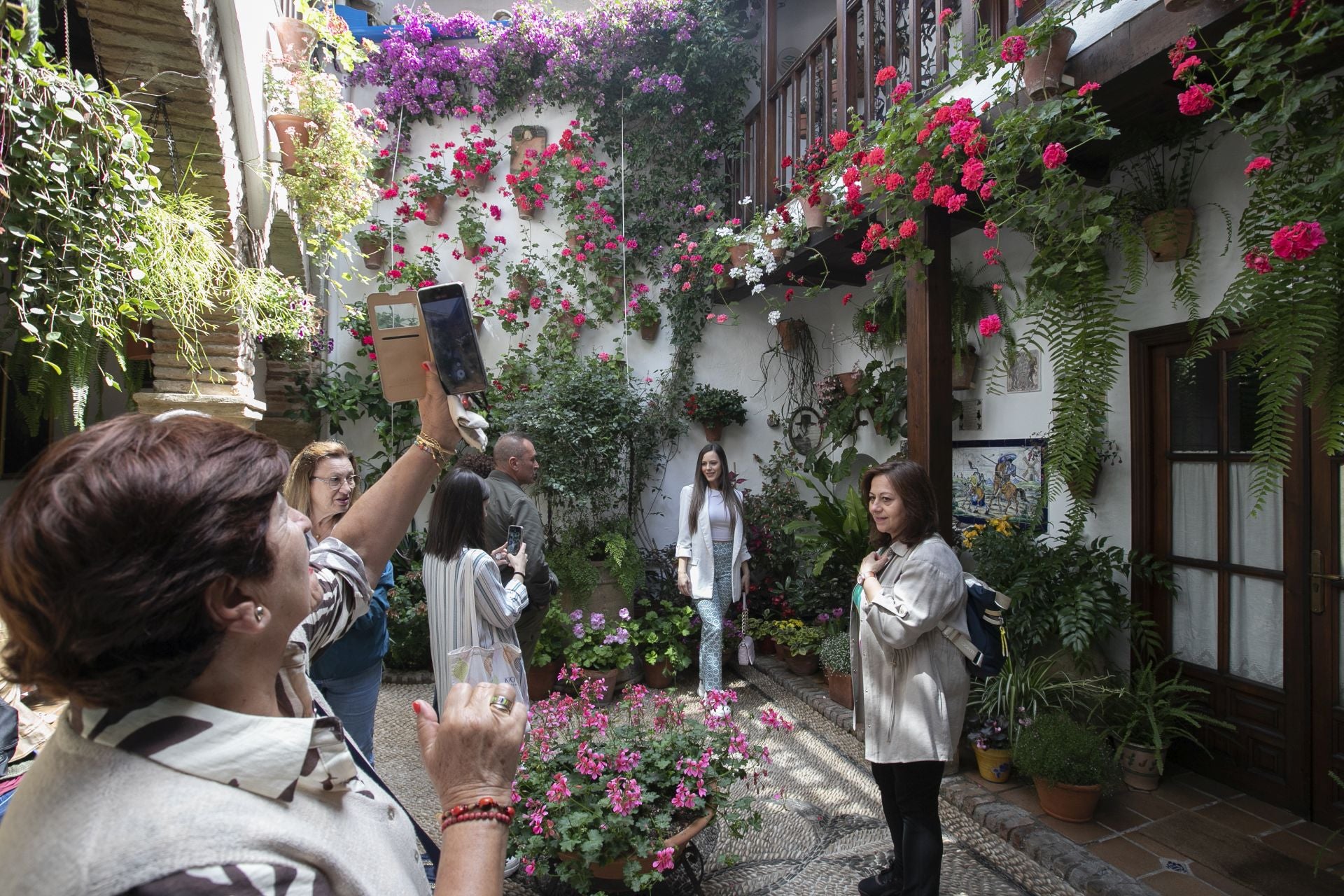 En imágenes, los abarrotados Patios de Córdoba el primer sábado del festival