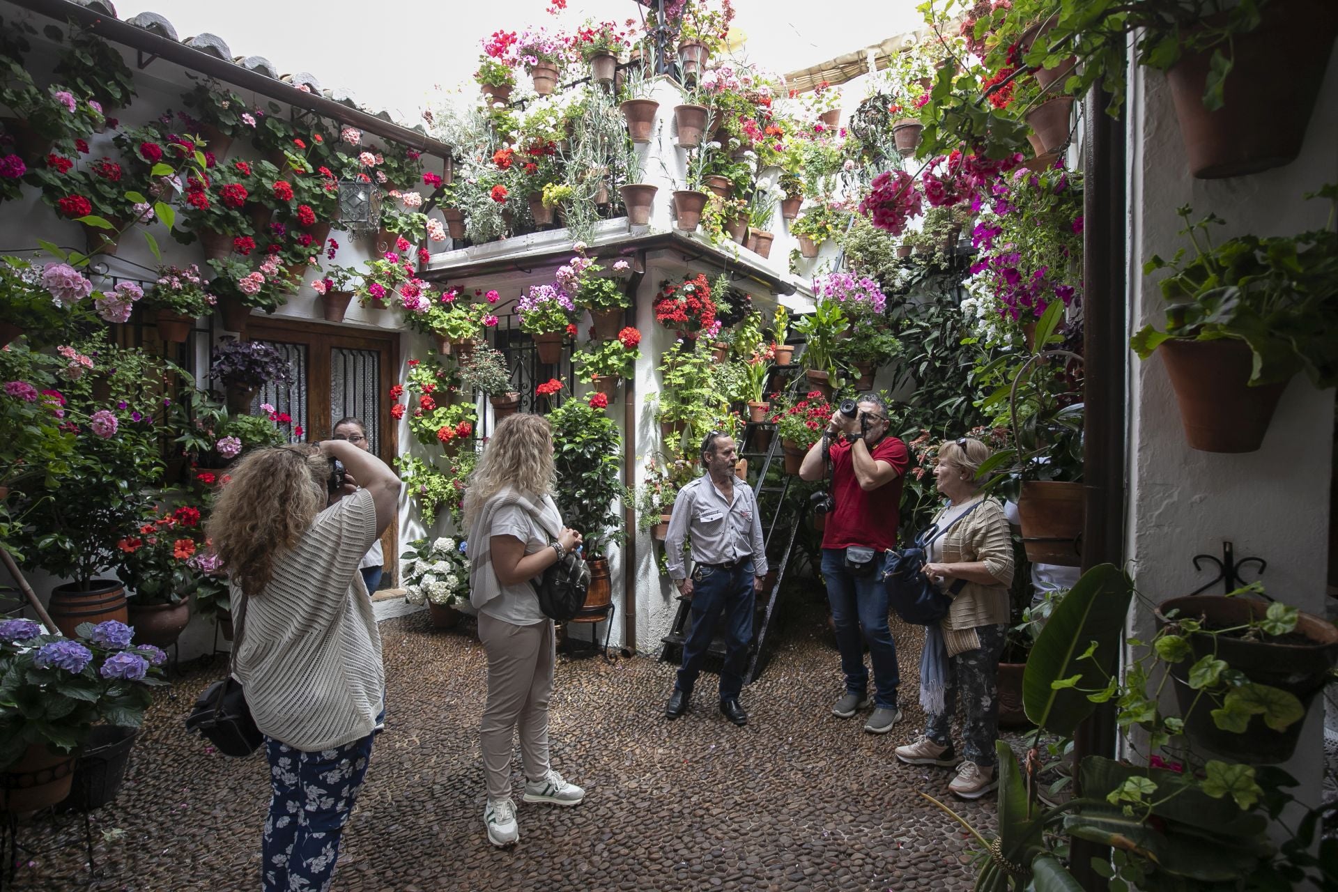 En imágenes, los abarrotados Patios de Córdoba el primer sábado del festival