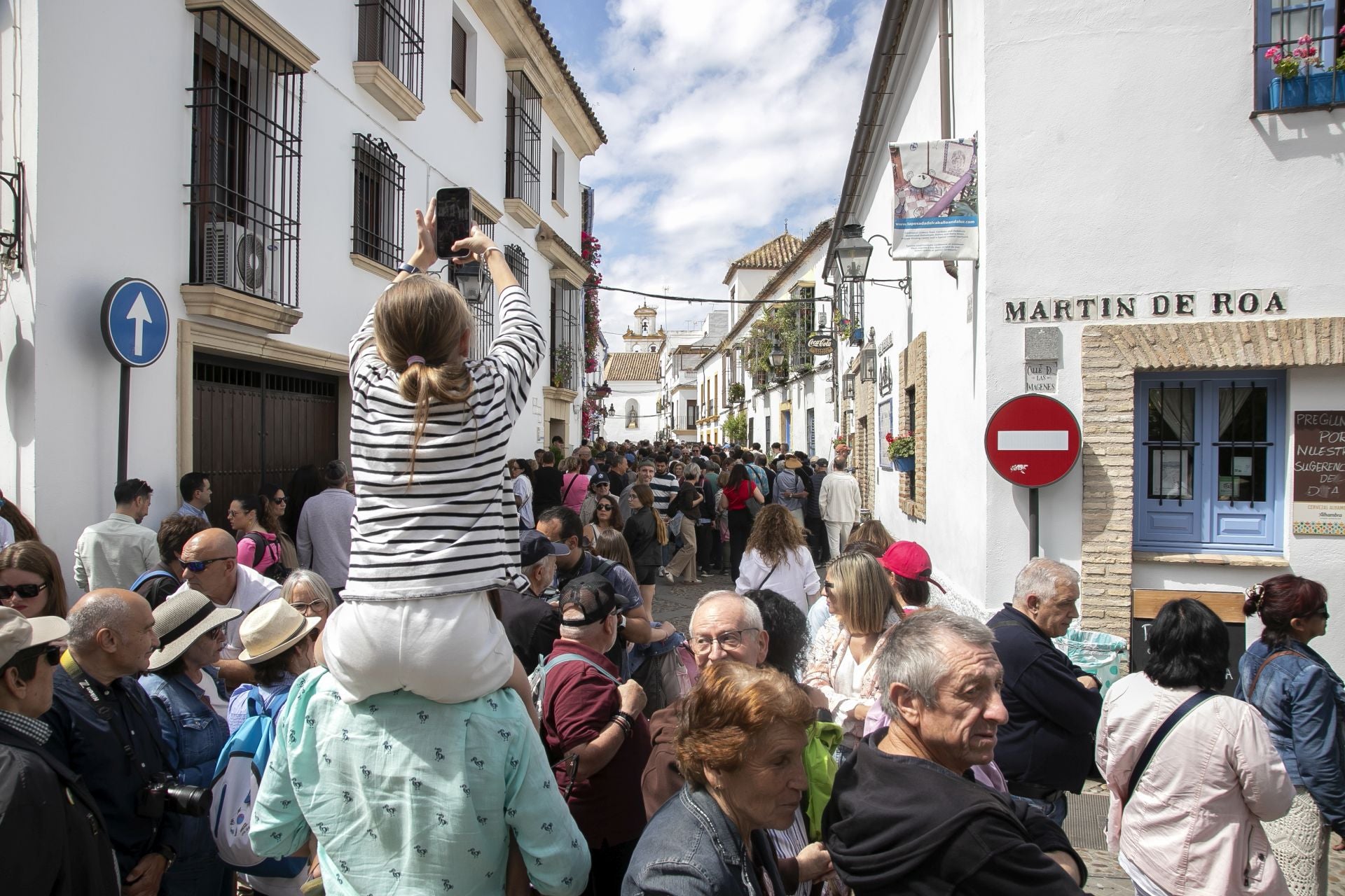 En imágenes, los abarrotados Patios de Córdoba el primer sábado del festival